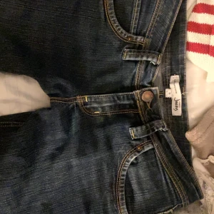 Gammal model av Lindex jeans!! Lågmidjade😍 - Storlek 38 och på mig som har stolek Xs/S sitter de bra!💗 inga defekter!!💗 kom med pris förslag!! 