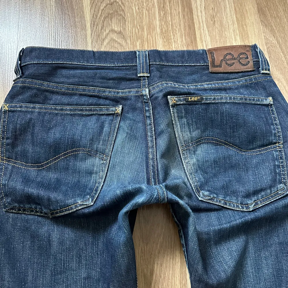 Superfina lågmidjade raka jeans från Lee! Midja: ca 89cm runt om, 42cm rakt över. Innerben: 84cm. Jag är ca 169cm och brukar ha storlek 38 för referens. Kontakta vid fler funderingar och använd gärna köp nu!🤩. Jeans & Byxor.