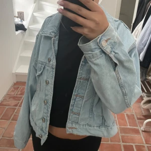 Jeans jacka  - Superfin och nyskick. Storlek L men jag har vanligtvis S så lite liten i storleken. Skriv vid frågor!💓