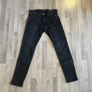 Replay jeans - Säljer ett par Replay jeans modellen: anbass skick: 9/10 nypris: 1300kr