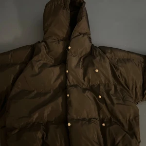 Jacka - Svart kort jacka. Användt några gånger, bra skick. Köpt i New Yorker.