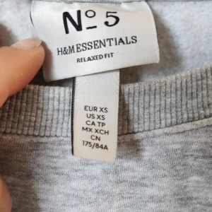 Grå hoodies - 2 st grå hoodies säljes för 100 kr, 50 kr/st. I fint skick.