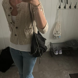 Stella mcartney väska - jätte snygg stella mcartney väska, säljer då den inte änvänds längre. 💕 Den är äkta men är väldigt gammal och har inte kvitto därav priset. den har en liten defekt (sista bilden ) men den syns bara när väskan är ut och in.