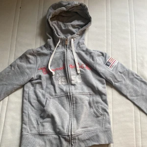 Zip hoodie - Säljer min zip hoodie då den är för liten för mig🤍
