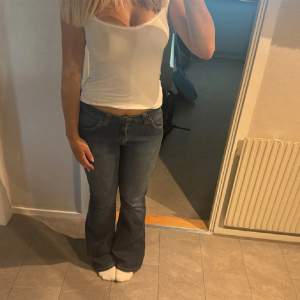 Low waist jeans från lee, skulle gissa på storlek xs/s💗