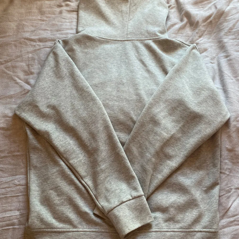 Ralph Lauren zip hoodie | Storlek S | Grå | Ägd sedan april 2024 | Använd en del | Lite små märken på snörena men inget synligt | Kontakta vid funderingar✅. Hoodies.