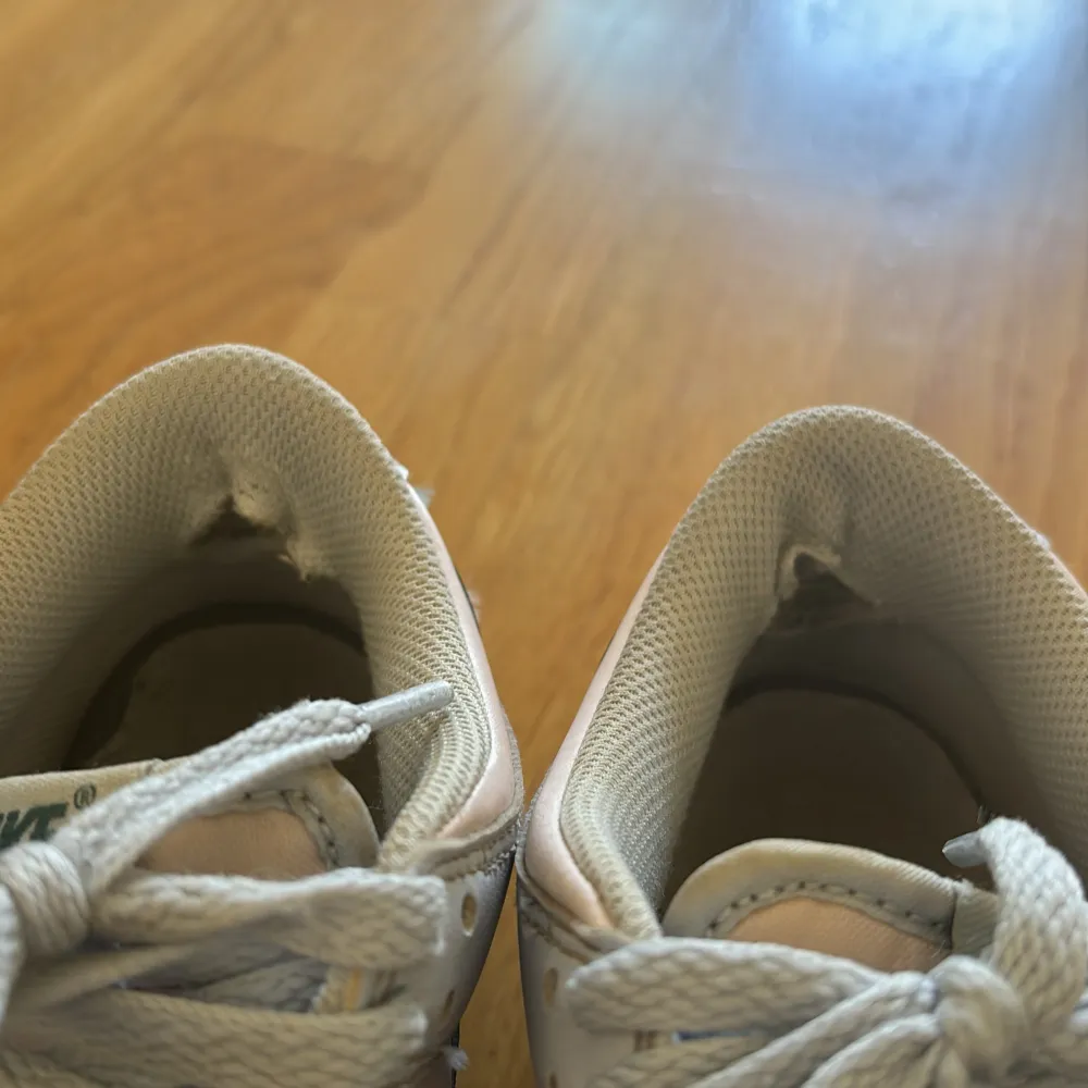 nike dunk low i storlek 38 båda skorna har fått hål inuti dem. Kengät.