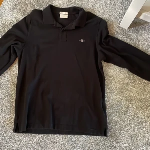 Gant långärmad piké - Säljer denna sjukt snygga långärmade pikén från gant i storlek M