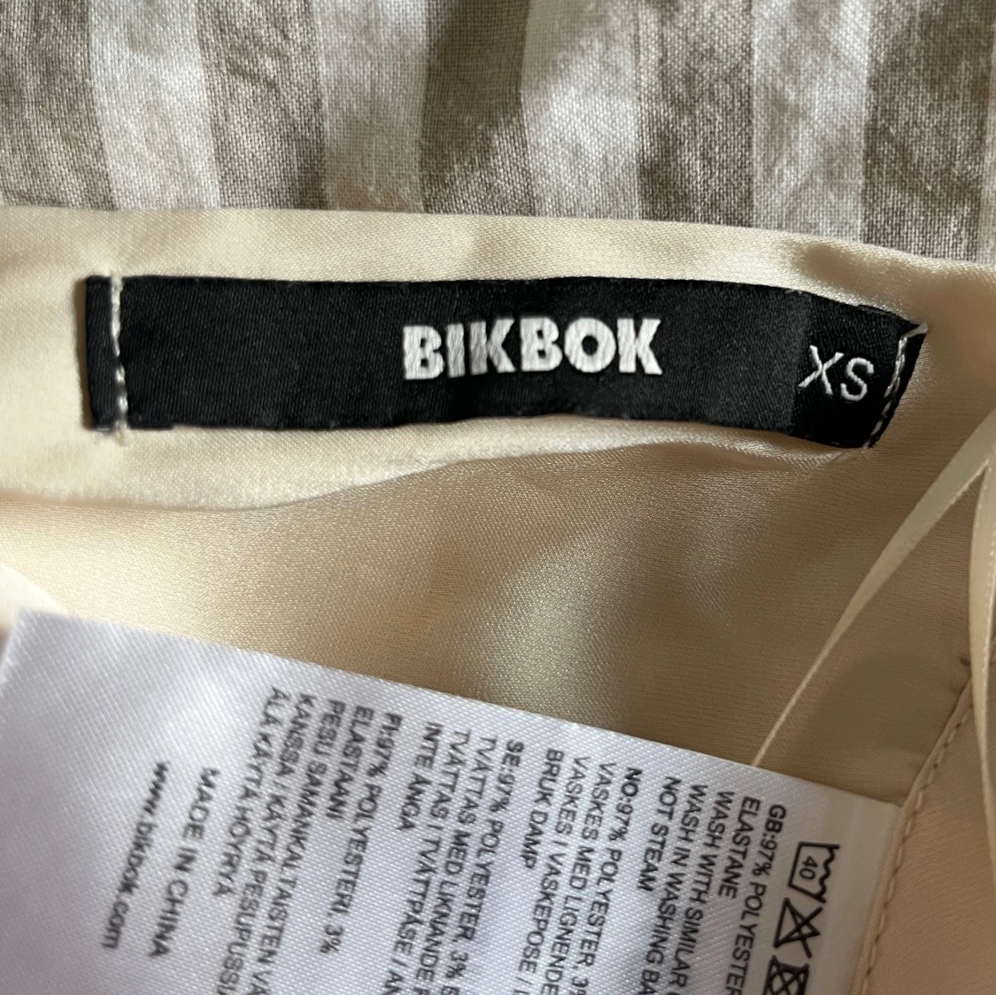 Beige satinlinne från BikBok - 91