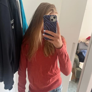 Stickad tröja - Stickad tröja med höstig färg 🧡