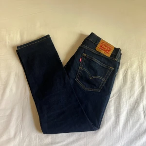 Levis 511 jeans 32/30 - Levi’s jeans 511 i färgen marinblå. Storlek 32/32 men passar 32/30. Mycket fint skick. Nypris 1199, köp för endast 249kr.