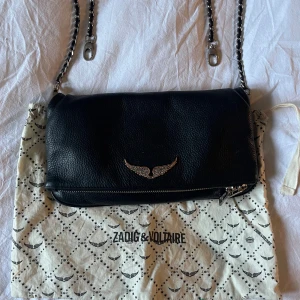 Zadig väska - Zadig väska, det kommer med ett långt band och ett kort band. Den är lite sliten där det är silver🤍