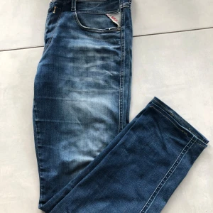 Replay anbass - Tjena! Säljer nu mina feta replay anbass, de är storlek 31/32. Jeansen har en liten defekt som man ser på sista bilden. Syns inte när man har på sig de. Kan gå ner vid snabb affär, skriv vid intresse