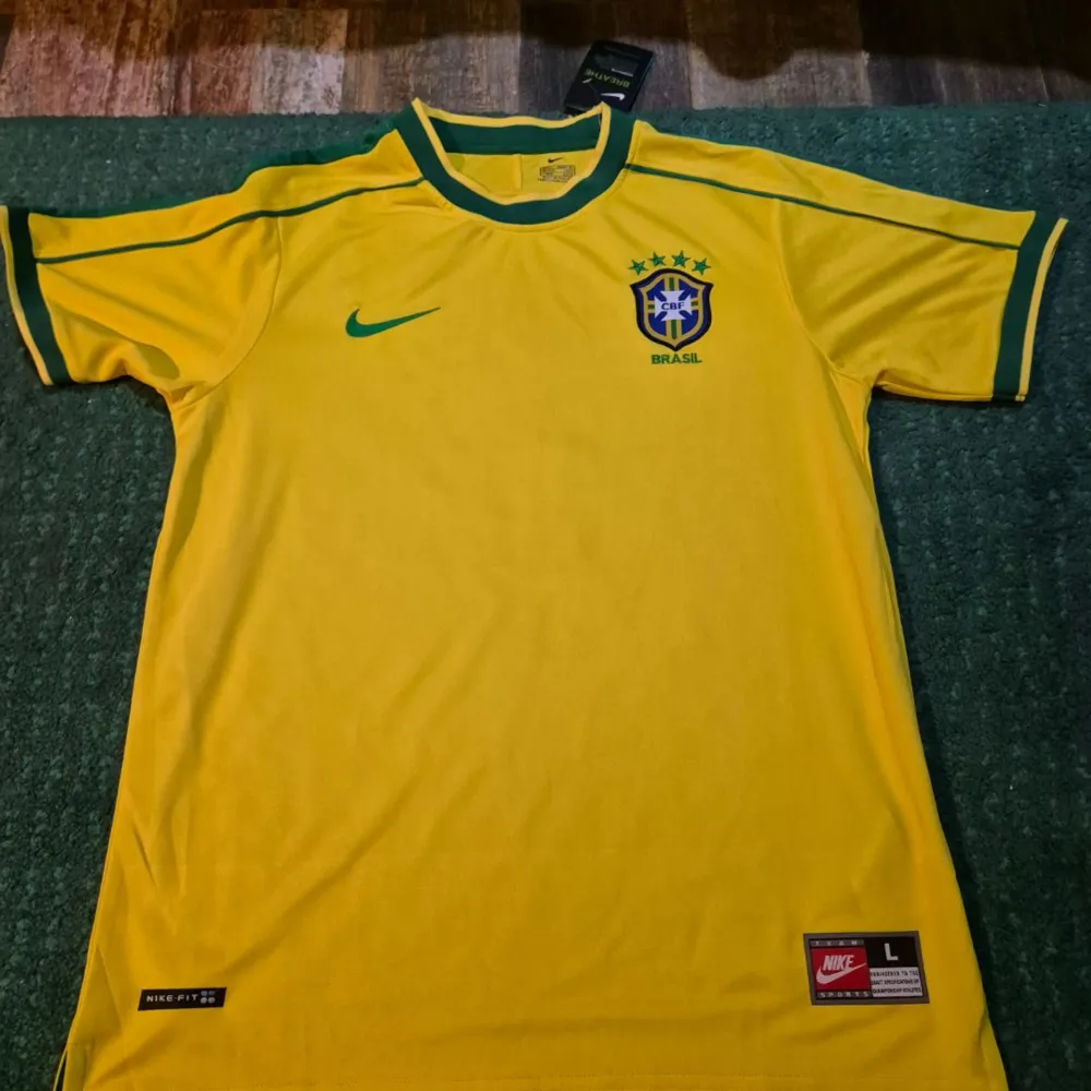 Brasilien Ronaldo 1998 oanvänd i storlek M. Fins i Stockholm att plocka upp eller frakta. . Sportswear.