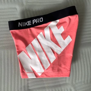 Träningsshorts - Träningsshorts från Nike i storlek S. Använda men i mycket bra skick.