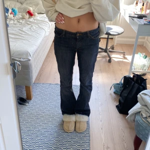 Svarta jeans  - Jätte snygga svarta jeans💕 lappen är inte kvar så jag skulle säja de är storlek S/M (27/32)💕