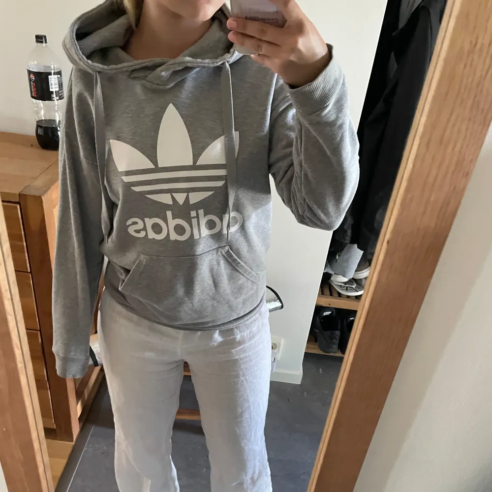 Skön adidas hoodie i bra kvalitet. Perfekt för hösten och vintern och den är lagom i storlek för mig som vanligtvis har S.. Hoodies.