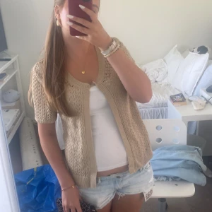 Kortärmad kofta  - Intresskoll på min super fina kortärmade kofta ifrån märket WHITE STAG. Den är knappt använd och utan skador ❤️