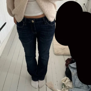Blå bootcut jeans - Jättesnygga mörkblåa bootcut jeans, använt fåtal gånger😊😊 
