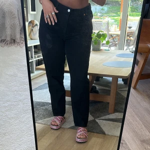 Svarta Jeans - Monki - Snygga svarta jeans från Monki i modellen Taiki strl 32.  Säljer då dom är för stora för mig så knappt använda! Nypris 500 kr - Säljer för 250 + frakt🖤