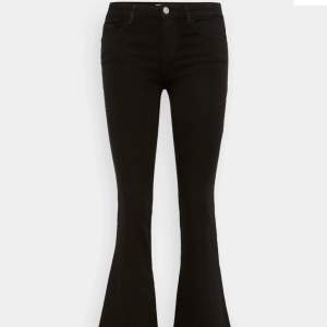 Lågmidjade svarta flare jeans som jag säljer då de blivit för stora, endast använda två gånger!! Storleken är Mx32!