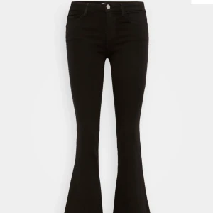 Lågmidjade svarta jeans - Lågmidjade svarta flare jeans som jag säljer då de blivit för stora, endast använda två gånger!! Storleken är Mx32!