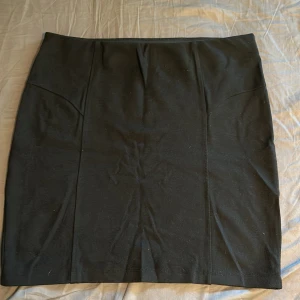 Pennkjol - Svart pennkjol från Gina 