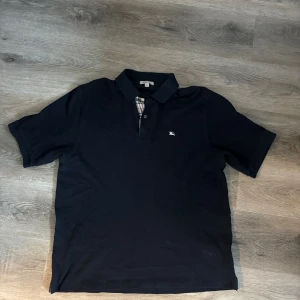Burberry piké - Äkta burberry piké 9/10 skick Säljs eftersom den är lite för stor för mig, inte använd mycket. 