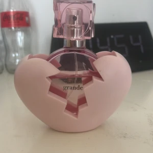 Arians Grande parfym - De är en parfym som luktar gott och vet inte riktigt hur jag ska beskriva de är ganska my let kvar, har använt kanske 3 gånger?? Denna håller väldigt länge!!