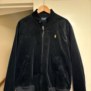 Ralph Lauren jacka. - Ralph Lauren jacka som är perfekt till hösten/våren. Endast använd 4-5 gånger och är i super bra skick. Köpt på Zalando, priset kan alltid diskuteras.