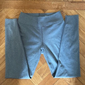 Gråa träningsbyxor  - Säljer dessa super sköna gråa träningsbyxor.