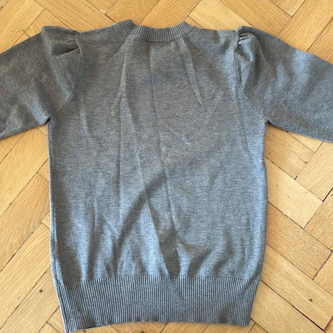 Grå tjocktröja  - 91