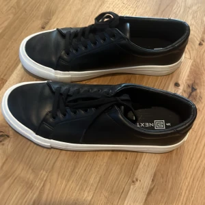 Svarta skor  - svarta skor med vit sula, använda 1 gång så är som nya
