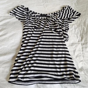 Randig Dorothy Perkins-topp - Söt volangtopp med svartvita ränder från Dorothy Perkins 🖤 I fint skick! Storlek på lappen är 44 (XXL), men skulle säga att den är som en XL. Passar t.o.m M om man vill ha den oversized. Mått etc kan skickas vid intresse :)