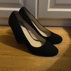 Svarta klackar  - Står att de är strl 42 men skulle mer säga 43-44 då de ca två fingrar för stora för mig vid hälen, bra passform annars o sköna, säljer då de tyvärr är förstora för mig, köpta begagnade men i bra skick. 