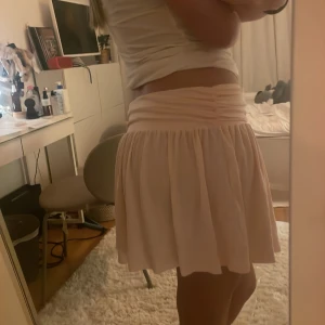 Nelly kjol - Sååå bekväm och snygg kjol från nelly som tyvärr inte kommer till användning💞💞 nypris 249❤️ inga defekter knappt använd🙏 Använd gärna köp nu, fraktar snabbt💕💕