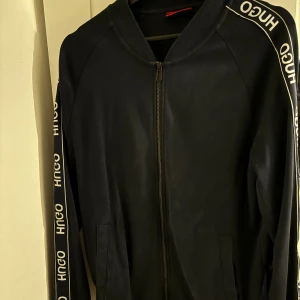 Zip tröja från hugo - Säljer min zip tröja från Hugo för 500kr i bra skick