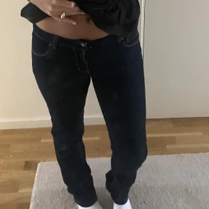 Lågmidjade jeans - Säljer dessa lågmidjade jeans ifrån Vera Moda köpte på second hand jag är 167 cm lång!❤️