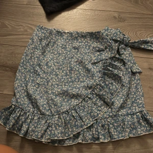 Gullig kjol  - Supersöt kjol med rosett. Använd ex antal gånger men ser ut att vara som ny.  Passar mig som bär S och går att knyta till en rosett på sidan.  Skriv till mig privat för bättre bild<3