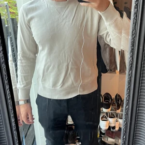 Arket Sweatshirt - Arket Sweatshirt  Storlek: S  Skick 8/10 (litet litet hål högra bröst)