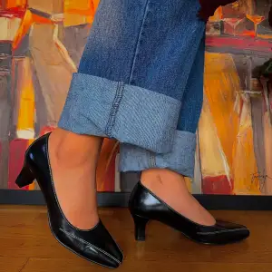 Säljer ett par eleganta svarta pumps från Ros Hommerson. Skorna har en låg klack och en spetsig tå, vilket ger dem en klassisk och stilren look. Perfekta för både vardag och fest!