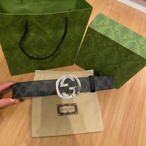 Gucci Supreme Bälte - Gucci Supreme-bälte säljes! Fick det som en present från utlandet men det passade inte. Högkvalitativ design med den ikoniska Gucci loggan. Perfekt för dig som vill ha en tidlös accessoar. Oanvänt och i toppskick – missa inte denna chans!