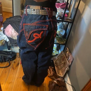 Roca wear jeans❤️ - Super fina och stora roca wear jeans med röda detaljer💖 (de är bara att skriva om du vill ha måtten):)