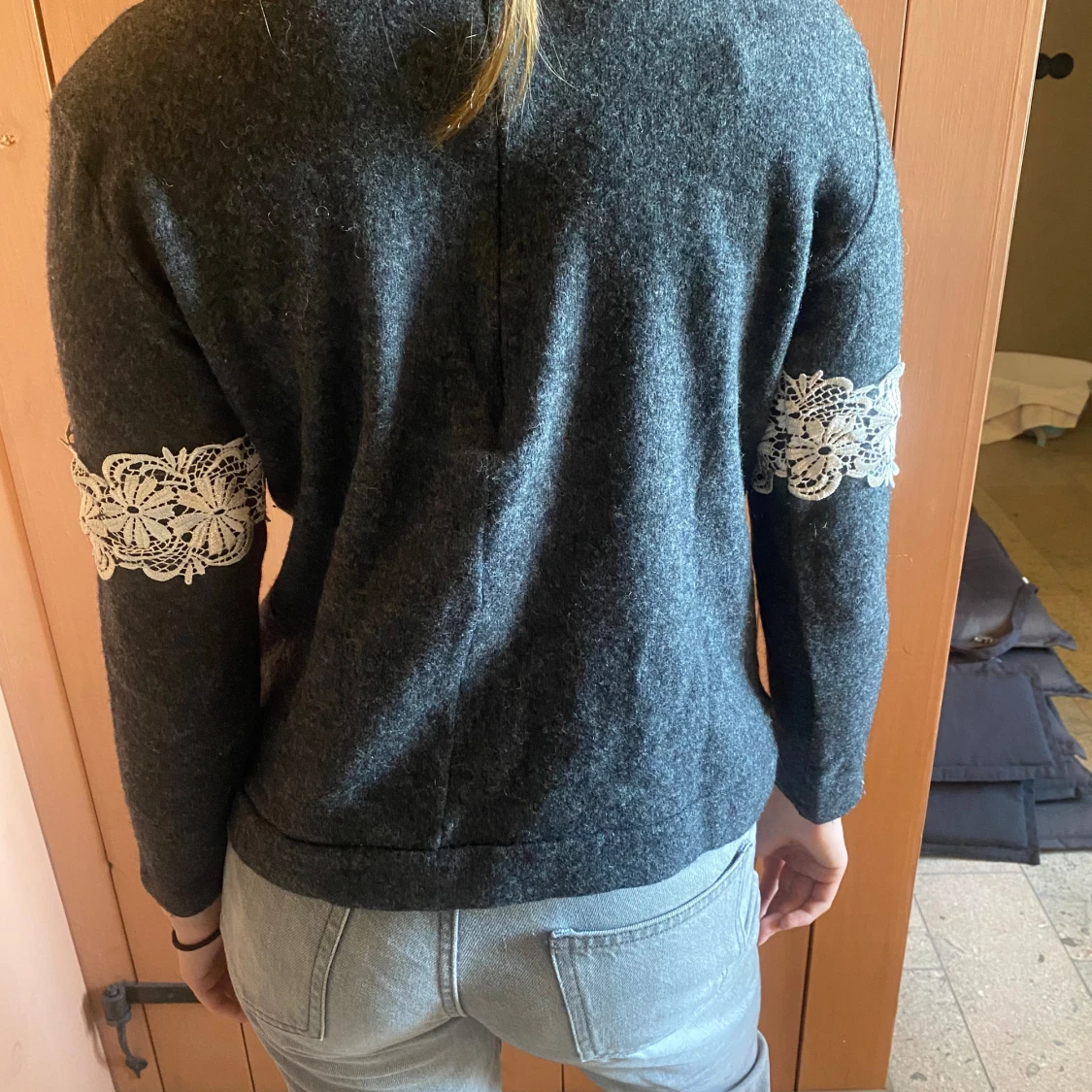 Grå tröja med spättsdetaljer  - 90