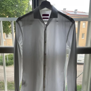 Hugo boss skjorta  - Slim fit Hugo boss skjorta i storlek 38. I fint skick, använd fåtal gånger och jag har vuxit ur den. 