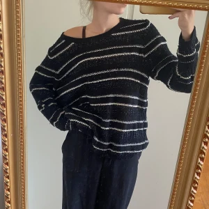 Stickad randig tröja - Stickad svart- och vitrandig tröja. Ganska tunn men mysig!