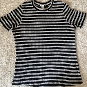 Randig t-shirt  - Säljer denna vit och svart randiga t-shirt från h&m. Den är lite noppig men annars i fint skick, därav pris. Skriv om ni har fler frågor 💝
