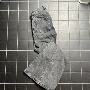 Bootcut jeans - Säljer pga inte kommit till användning, använd 2 gånger. Jätte fina mellan grå low waisted jeans från gina. bra stretch har du någon större storlekar än 34 passar de säkert pga dess töjbarhet. 💘