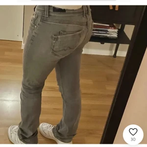 Grå jeans - FÖRSTA BILDEN LÅNAD! Säljer ett par snygga grå jeans i en klassisk stil. De är lågmidjade och har en straight passform som ger en tidlös look. Perfekta för både vardag och fest! Liknar Ltb jeansen väldigt mycket! NYPRIS 849kr!!