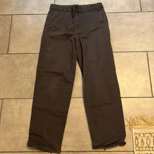 Gråa byxor  - Jeans, grå, straight fit  